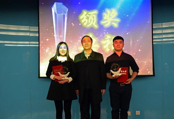 蔡建辉校长为一等奖获得者颁奖__.jpg