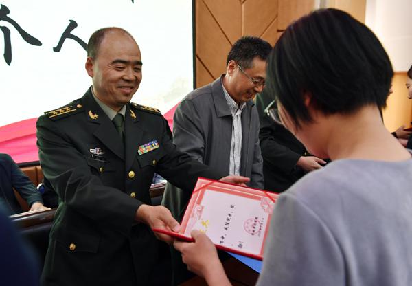 出席领导为获奖者颁奖___.jpg