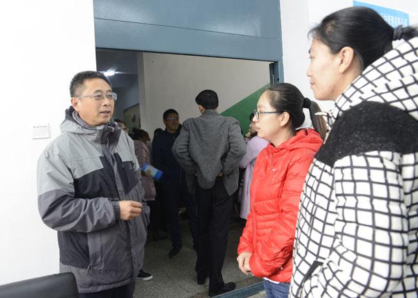 张印副书记在双选会现场__.jpg