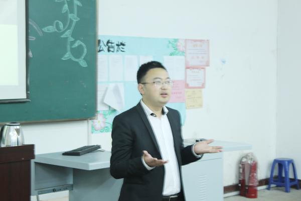 杨老师在宣讲__.jpg