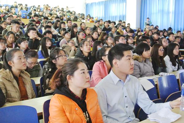 同学们在认真听讲__.jpg