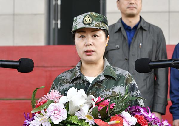 3杨红部长宣读文件__.jpg