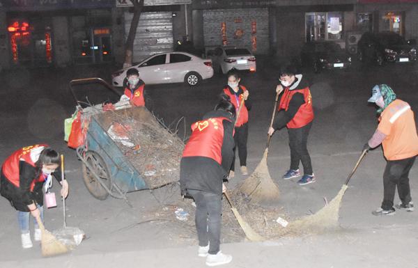 与环卫工人一起劳作__.jpg