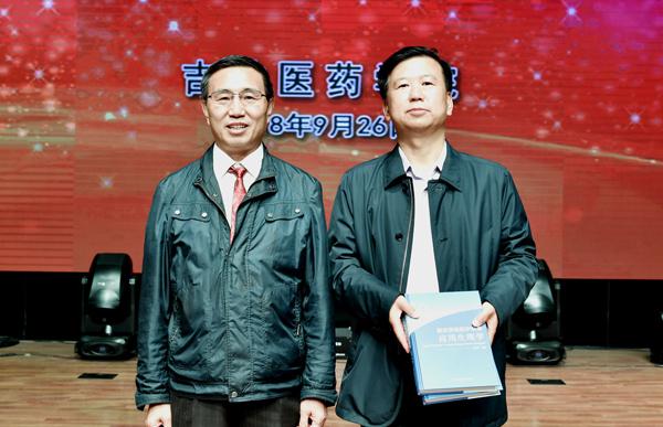 郑永奎书记接受赠书___.jpg