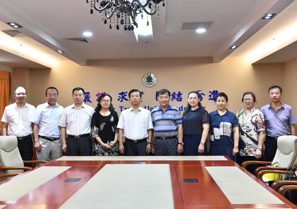 合影留念（左五郑永奎书记，右五刘君义副校长，左三王柳行副校长）__.jpg