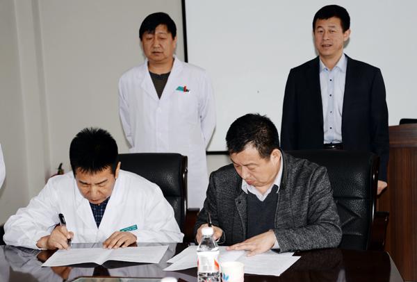 王柳行副校长（右）与矫庆辉院长签订协议___.jpg