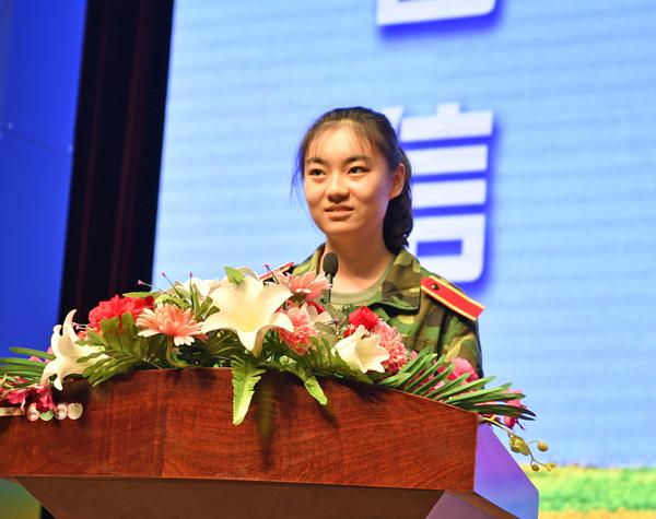 6新生代表张梦奇同学发言__.jpg