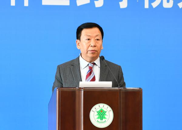 学校工会主席何加军__.jpg