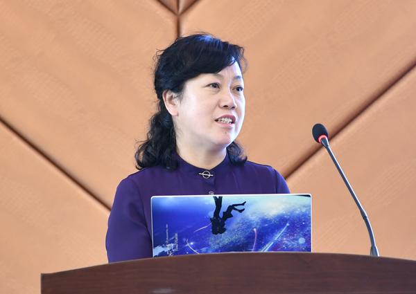 李春卉院长主持培训会__.jpg