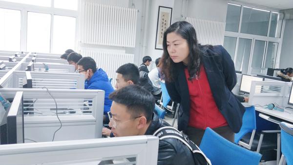 杨红处长指导学生登录__.jpg