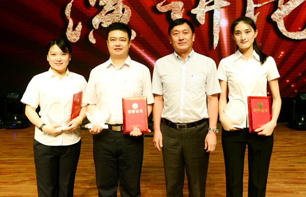 林长英副校长为获奖者颁奖___.jpg