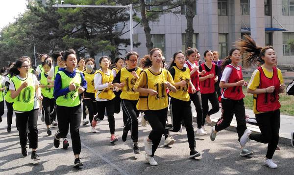 女运动员比赛中__.jpg