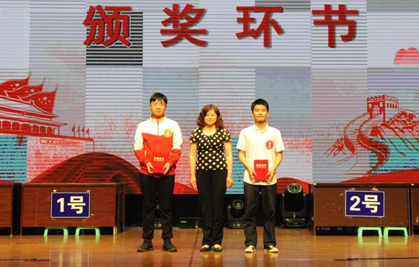 姜淑兰院长为获奖选手颁奖__.jpg