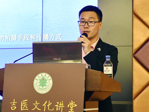 李洪洲记者为大家作讲解___.jpg