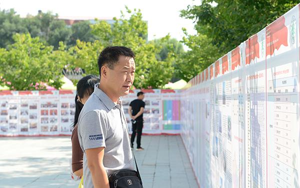 新生及家长仔细观看学校办学成果展___.jpg