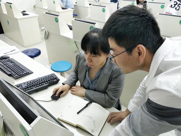 参会教师与培训人员交流__.jpg