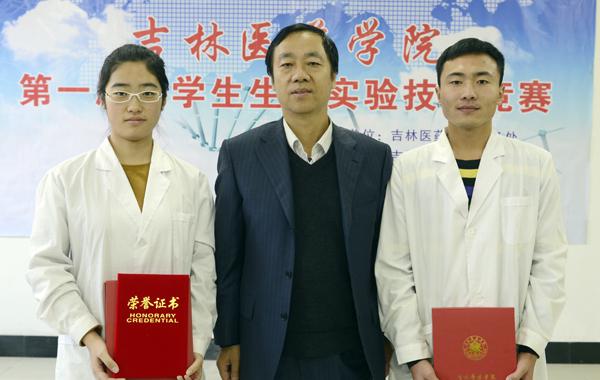 蔡建辉校长为获奖者颁奖___.jpg