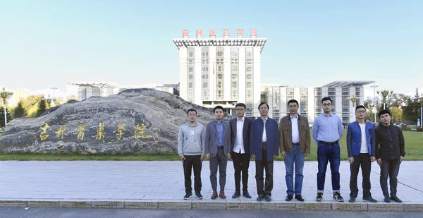 导师蔡建辉教授（左四）、王立国教授（左五）与研究生们合影留念___.jpg