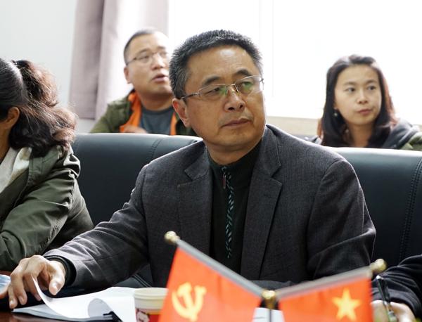 党委副书记张印认真听取教师谈学习体会___.jpg