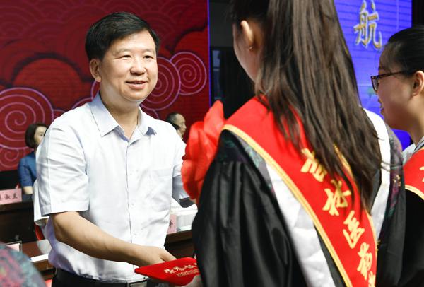 郑永奎书记为获奖学生颁奖___.jpg