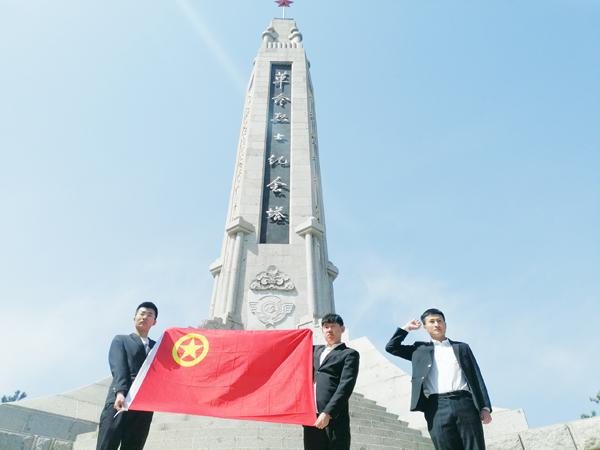 纪念塔下宣誓__.jpg
