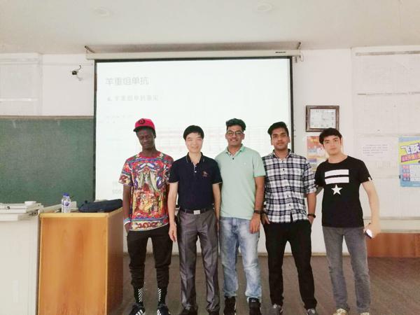 胡教授与留学生合影留念__.jpg