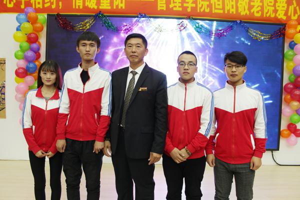 吴院长与学生代表合影__.jpg