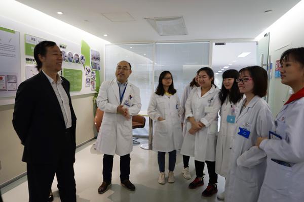 5、蔡校长在上海市同仁医院与我校小班教学学生亲切交谈__.jpg