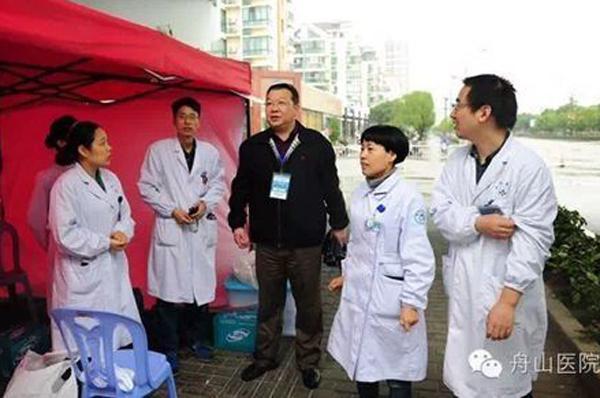 舟山医院院长张国强（中）到医疗站点慰问___.jpg