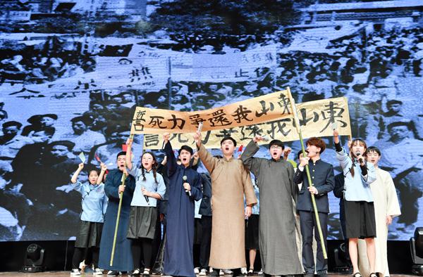 学生们表演情景剧___.jpg