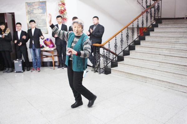 老人表演__.jpg