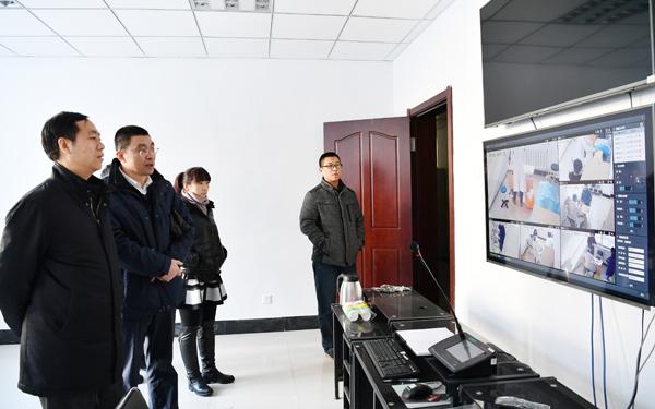 2蔡建辉校长在总控室检查工作___.jpg