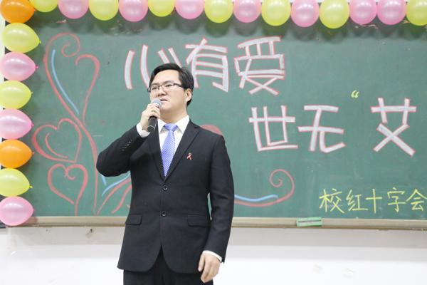 孙殿伟老师做防艾讲解__.jpg