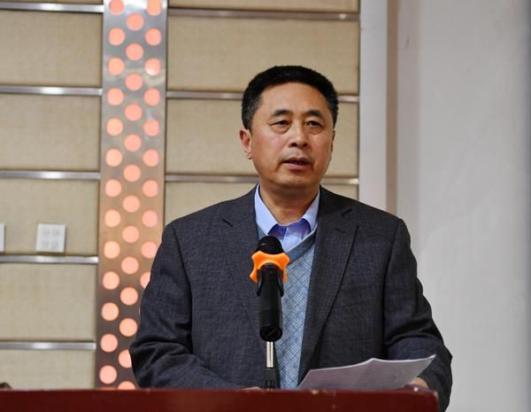 学校党委副书记张印主持培训会__.jpg