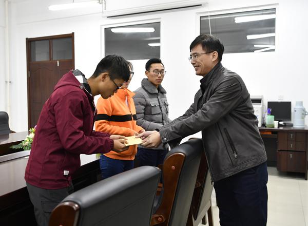 纪委书记白雪（右）为困难学生发慰问金__.jpg