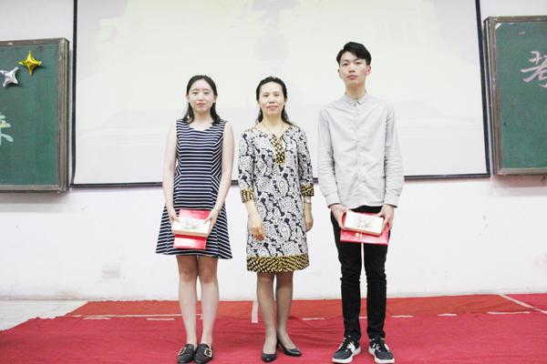 田敏书记与管理学院优秀考研毕业生合影留念__.jpg