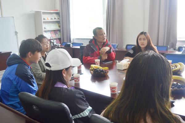 王志学老师和新疆同学讨论创业相关话题__.jpg