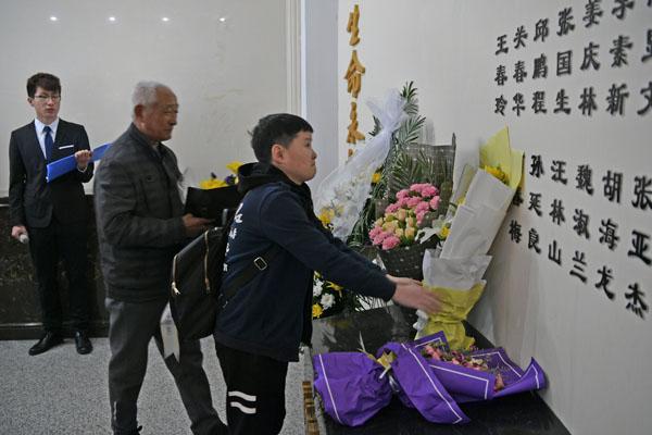 家属向遗体捐献者鲜花__.jpg