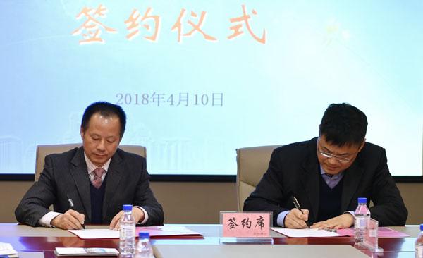 3学校招生就业处处长马健康（左）与江苏省盐城市亭湖区人社局局长周亚民（右）签订校地合作协议__.jpg