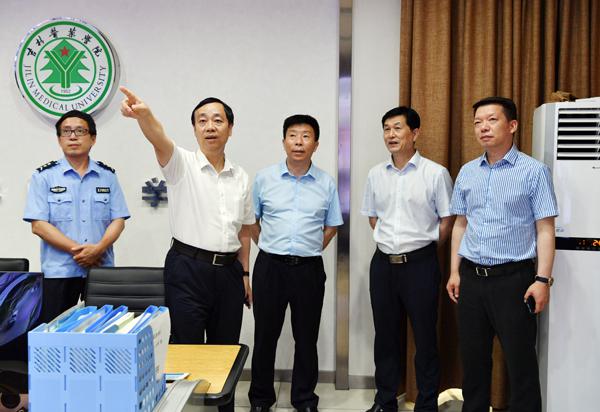 调研组实地询问省级抗体工程科技协同创新中心建设情况___.jpg