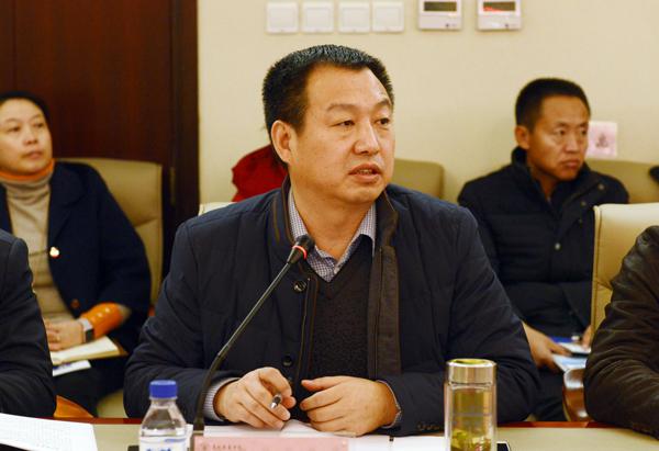 4我校副校长王柳行主持会议___.jpg