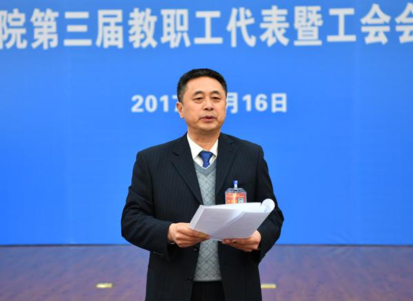 学校副书记张印主持会议__.jpg