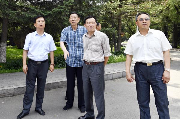 校领导陪同校友们参观校园___.jpg