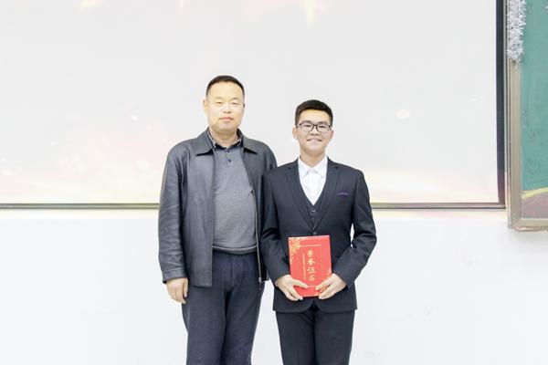 孟书记为获奖队伍颁奖__.jpg