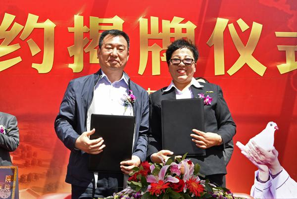 4我校副校长兼附属四六五医院院长王柳行（左）与吉林市精心康复医院院长张跃霞（右）签署建立建立医疗联合体合作协议.jpg