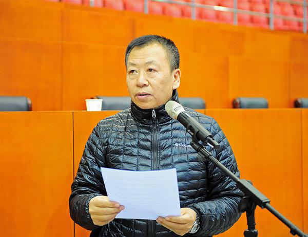 8何加军主席主持颁奖仪式__.jpg