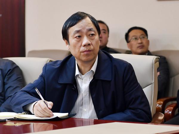 蔡建辉校长认真听记习近平总书记报告内容___.jpg