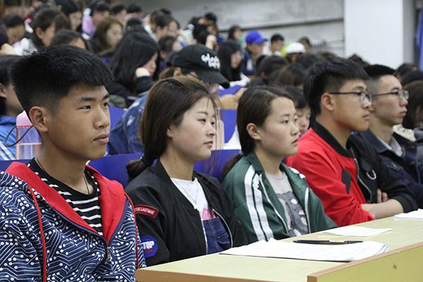 同学们认真听讲__.jpg