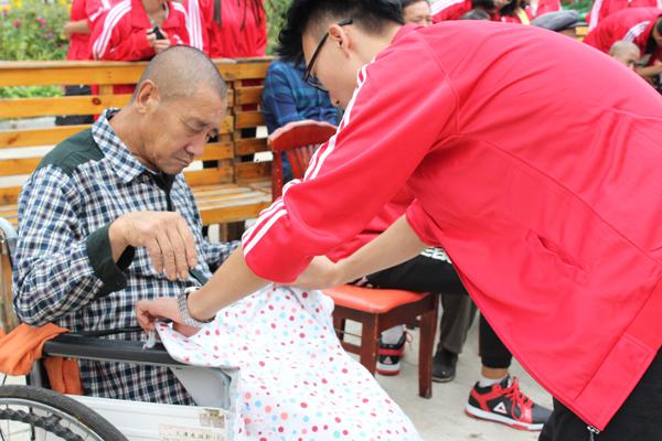 照顾老人__.jpg