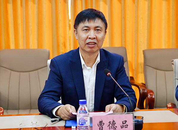 中华医学会医学教育分会副主任委员曹德品教授主持会议___.jpg